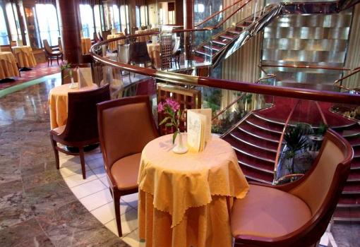 Mesas del Cova Café en el Atrium del Century